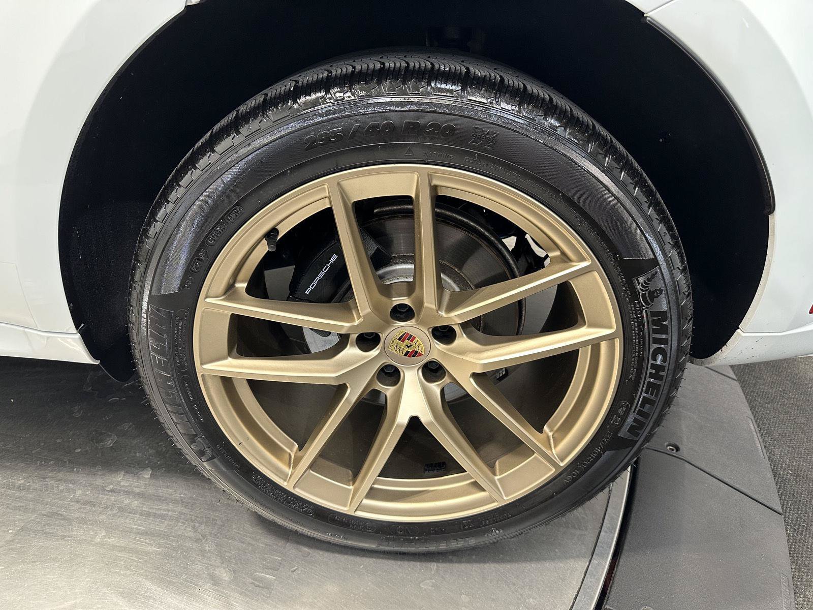 Certified 2025 Porsche Macan AWD/4WD image 12