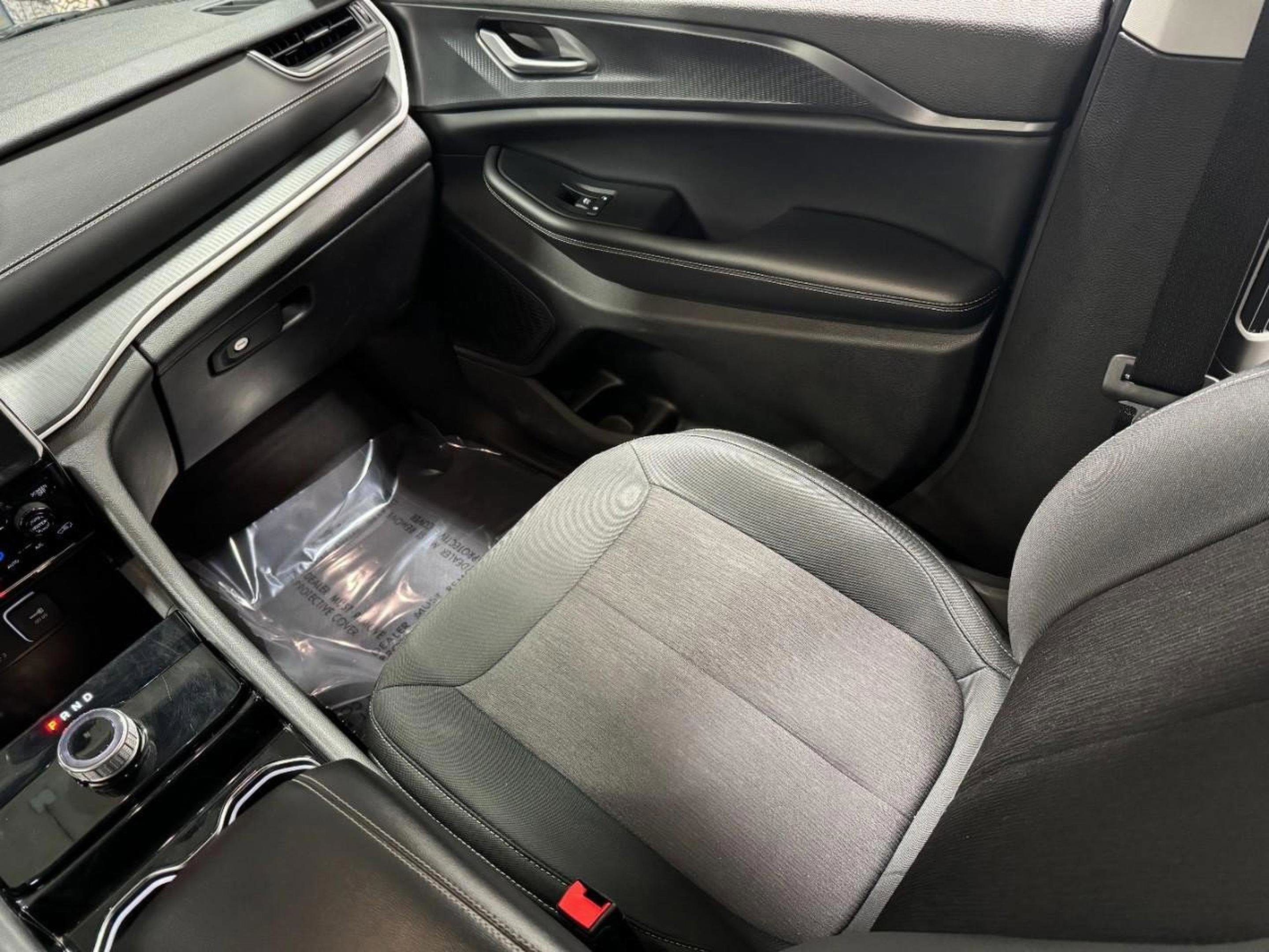 Used 2023 Jeep Grand Cherokee L Laredo image 19