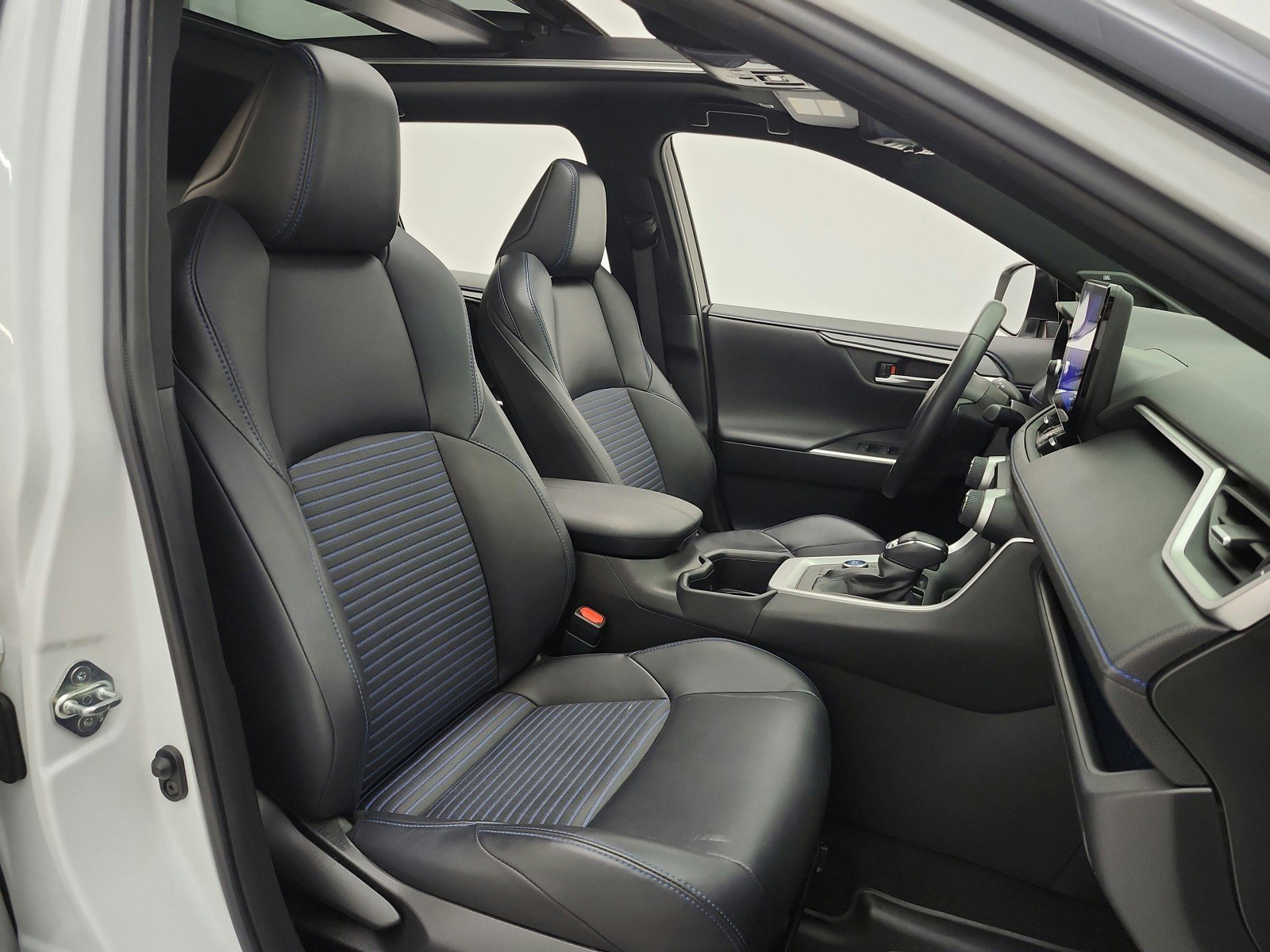 Used 2023 Toyota RAV4 XSE AWD/4WD image 19