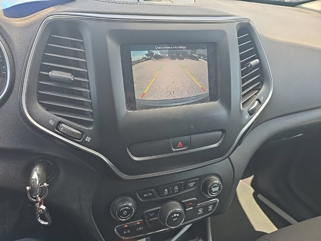 Used 2019 Jeep Cherokee Latitude w/ Popular Appearance Group FWD image 17