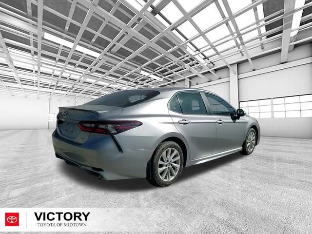 Used 2024 Toyota Camry SE image 3