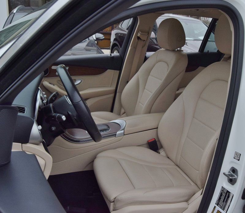 Used 2022 Mercedes-Benz GLC 300 4MATIC w/ Premium Package Lite image 18