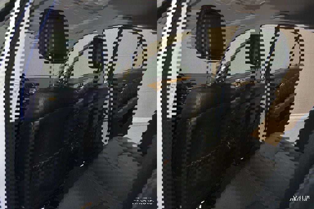 Used 2009 Mercedes-Benz E 550 Sedan image 19