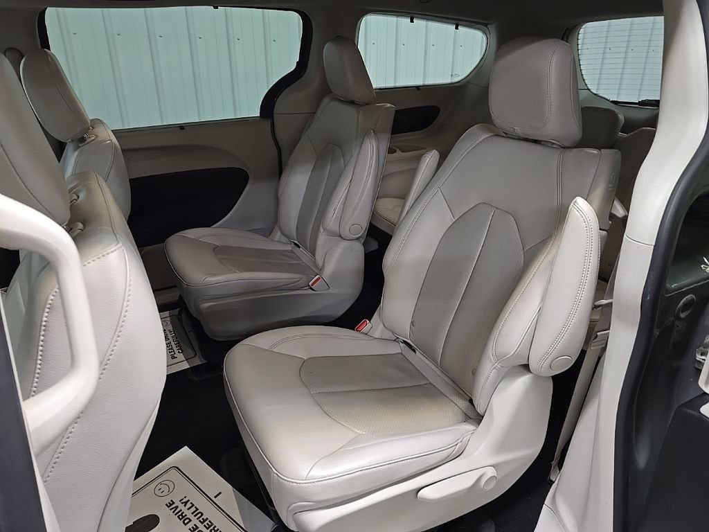Used 2021 Chrysler Pacifica Touring-L image 31