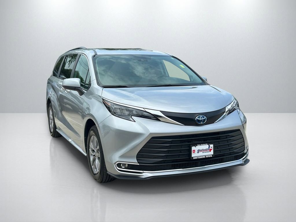 Used 2024 Toyota Sienna XLE w/ XLE Plus Package FWD image 3