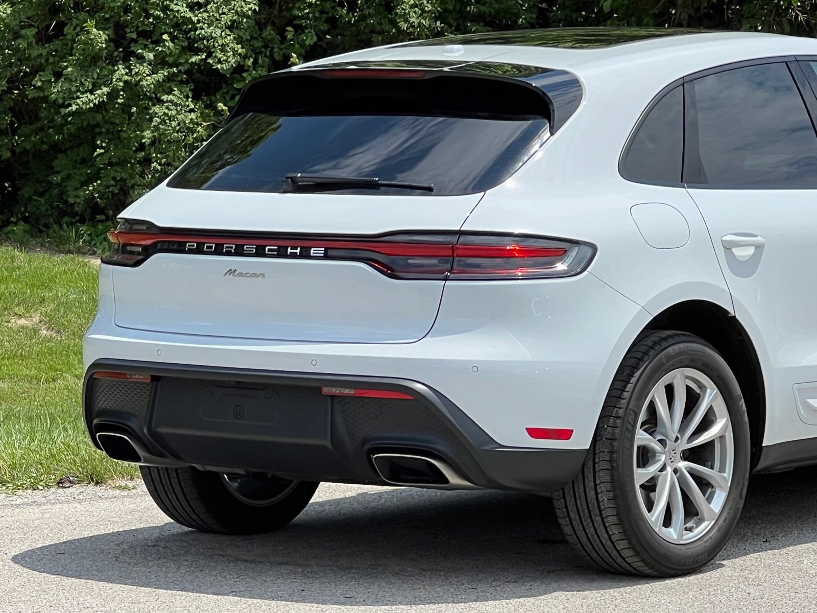 Certified 2025 Porsche Macan AWD/4WD image 9