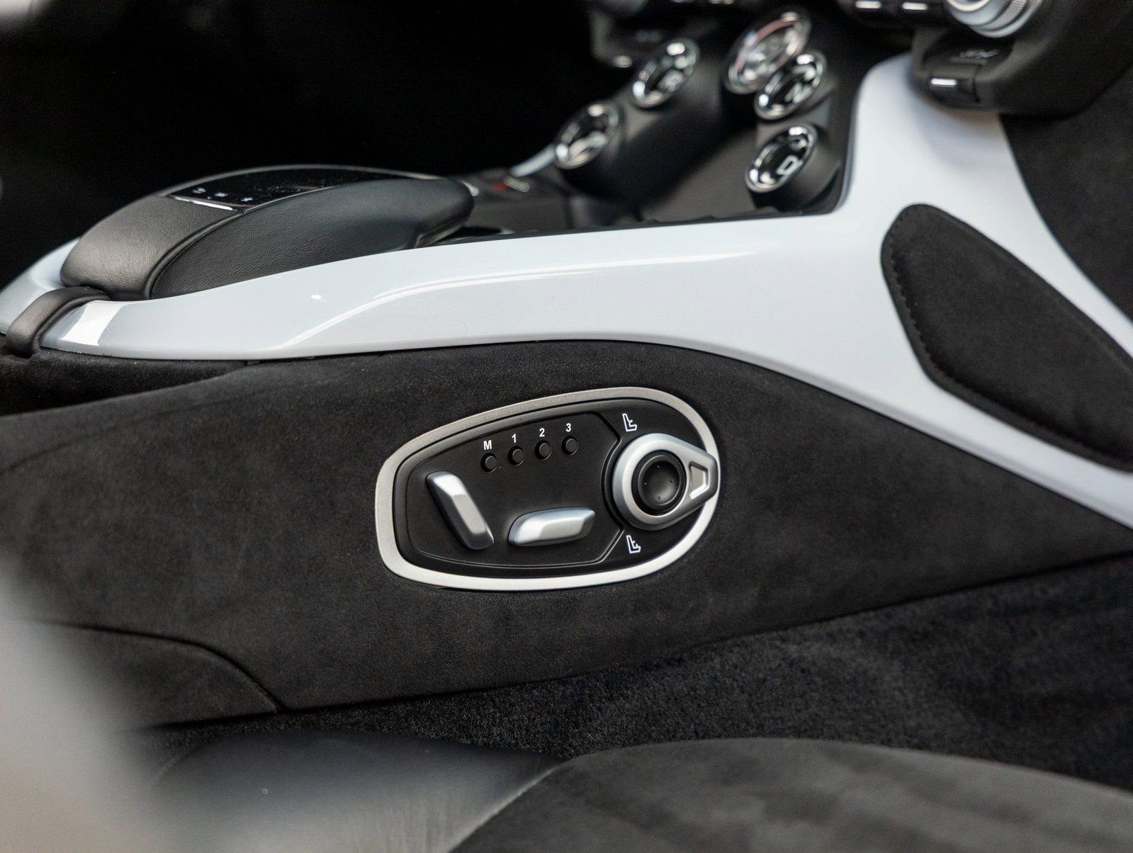 Used 2019 Aston Martin V8 Vantage Coupe image 40