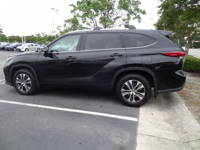 Used 2021 Toyota Highlander XLE AWD/4WD image 8