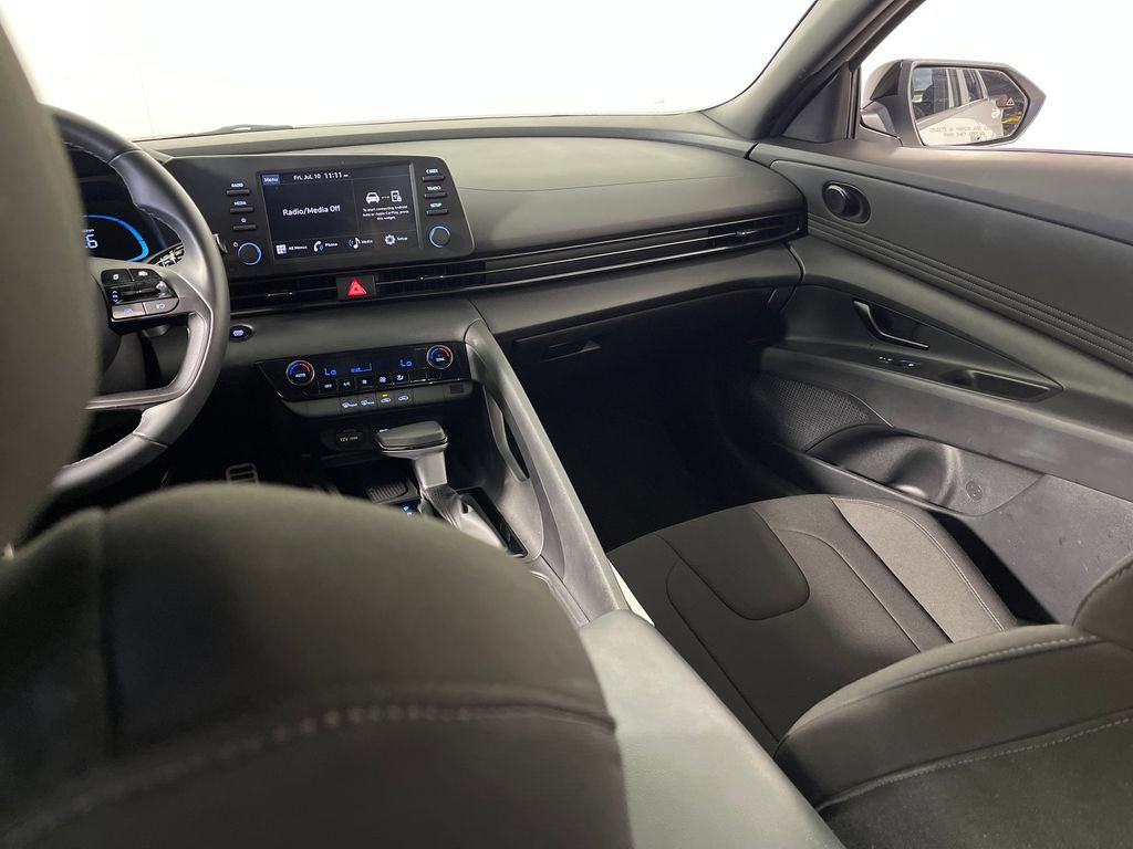 Certified 2025 Hyundai Elantra Sport FWD image 17