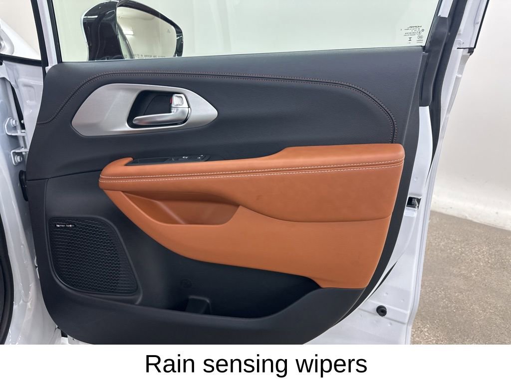 New 2026 Chrysler Pacifica Pinnacle image 17