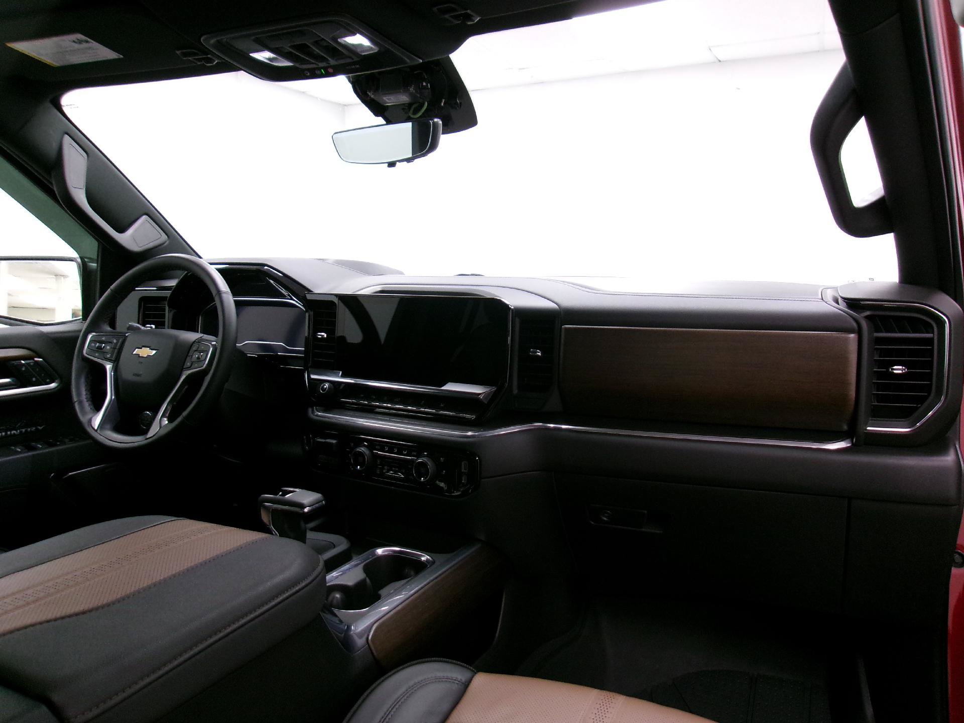 Used 2025 Chevrolet Silverado 1500 High Country w/ High Country Premium Package AWD/4WD image 3