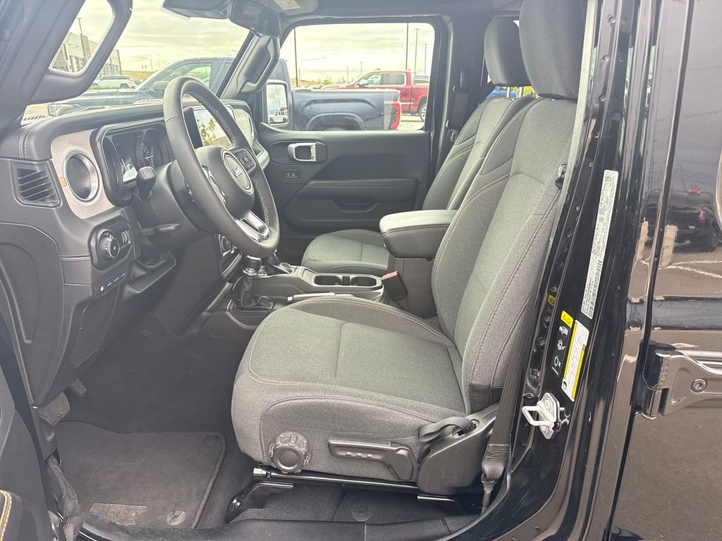 Used 2025 Jeep Wrangler Unlimited Sahara AWD/4WD image 26