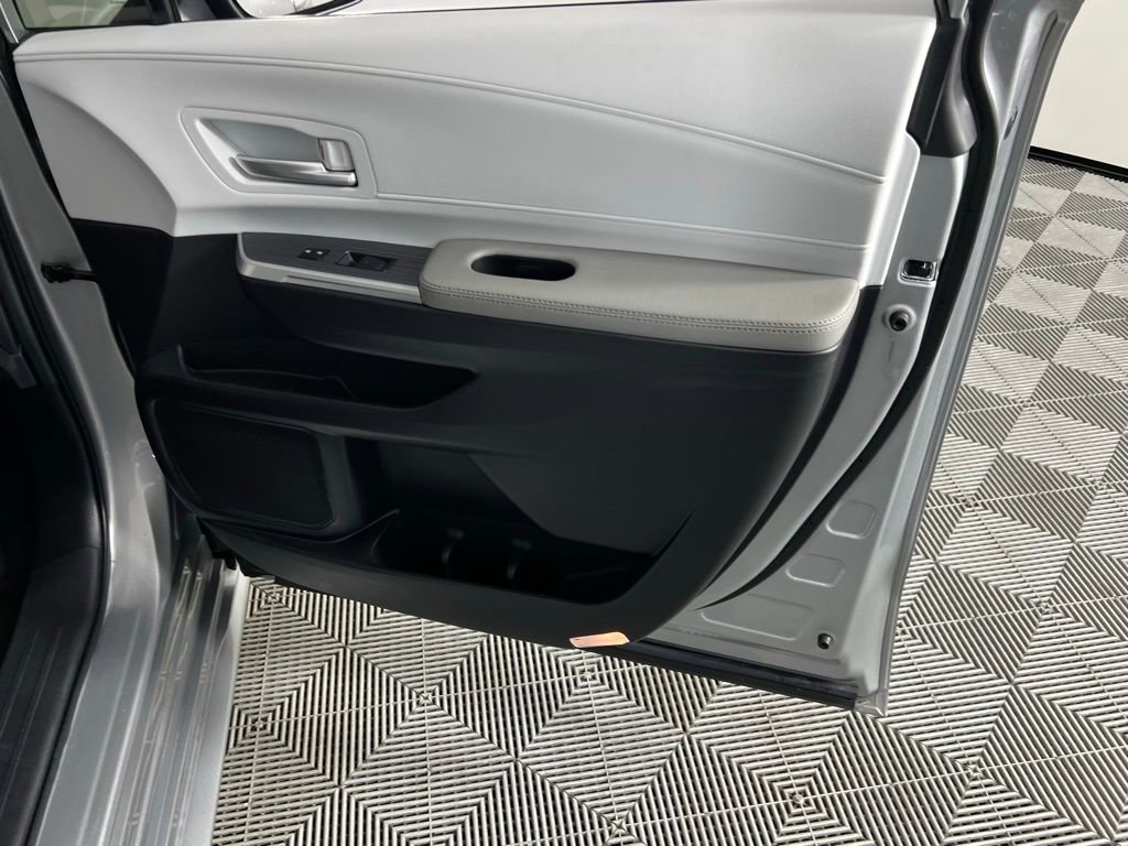 Used 2025 Toyota Sienna XLE image 33
