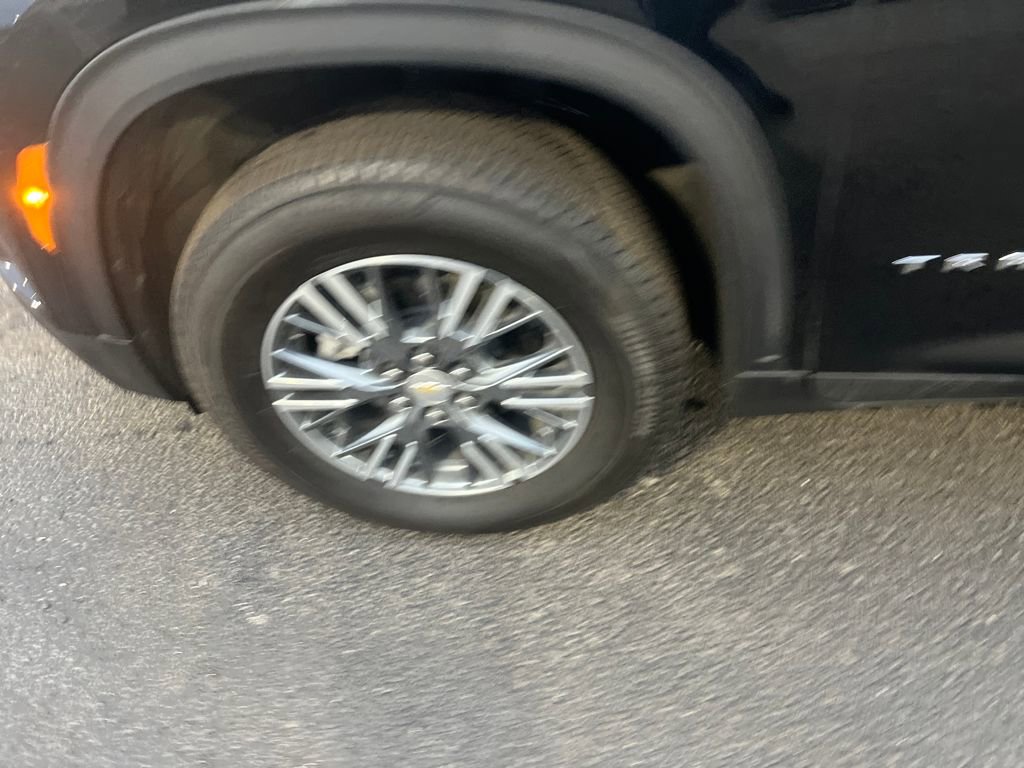 Used 2025 Chevrolet Traverse LT image 30