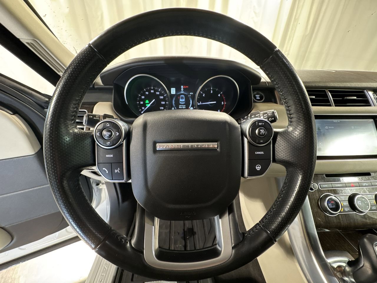 Used 2017 Land Rover Range Rover Sport HSE image 23