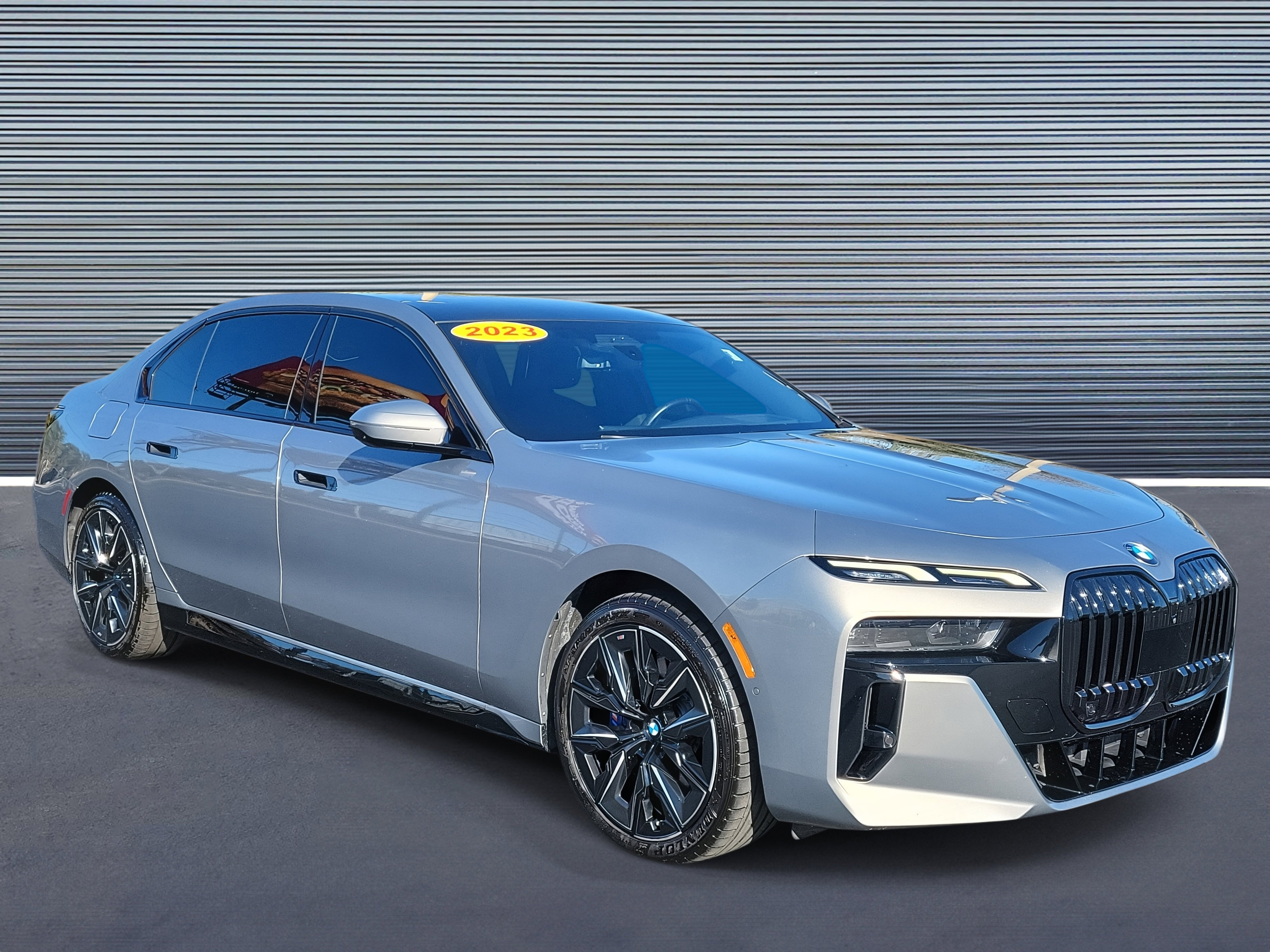 Used 2023 BMW 740i image 2