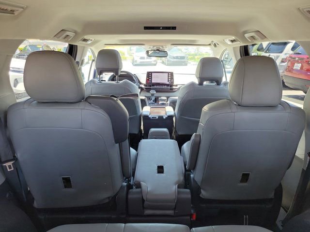 Used 2024 Toyota Sienna XLE FWD image 7