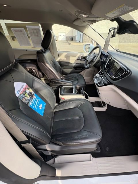 Used 2022 Chrysler Pacifica Touring-L image 8