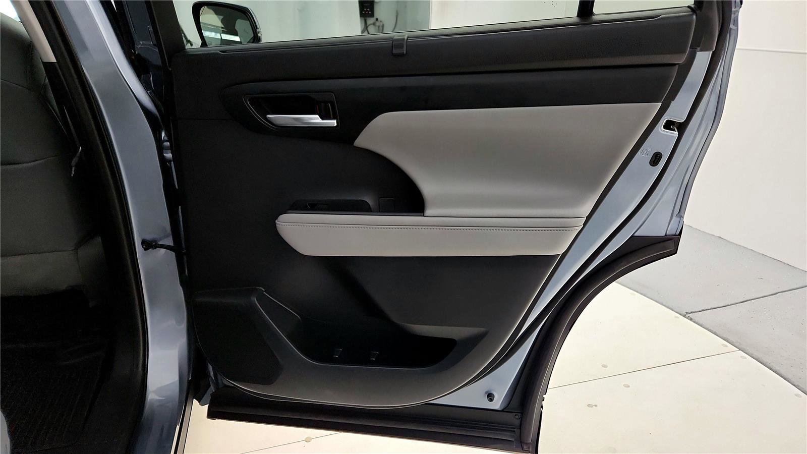 Certified 2020 Toyota Highlander XLE image 31