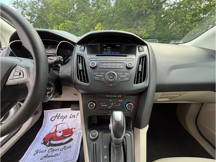 Used 2015 Ford Focus SE FWD image 11