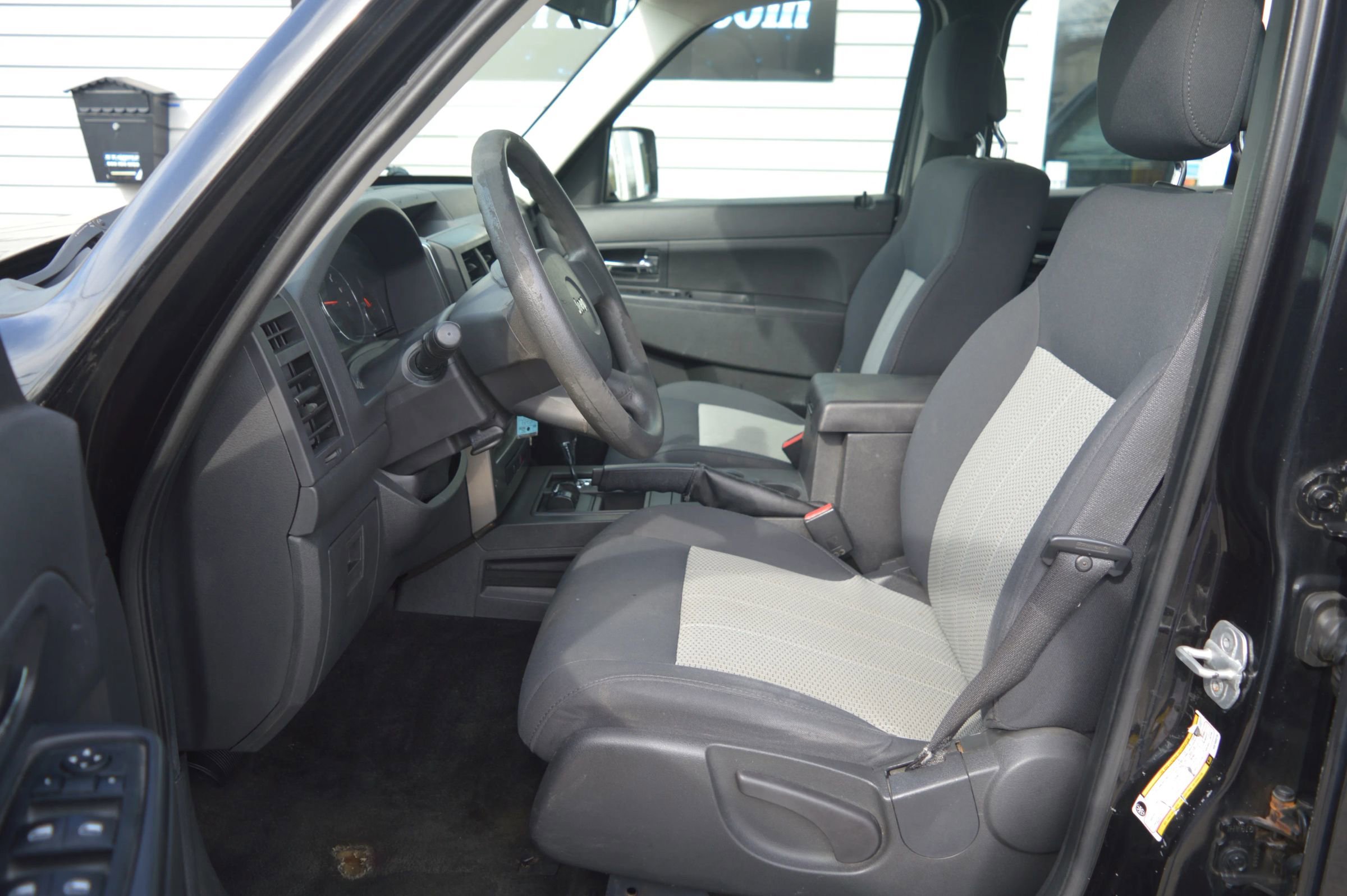 Used 2010 Jeep Liberty Sport image 10