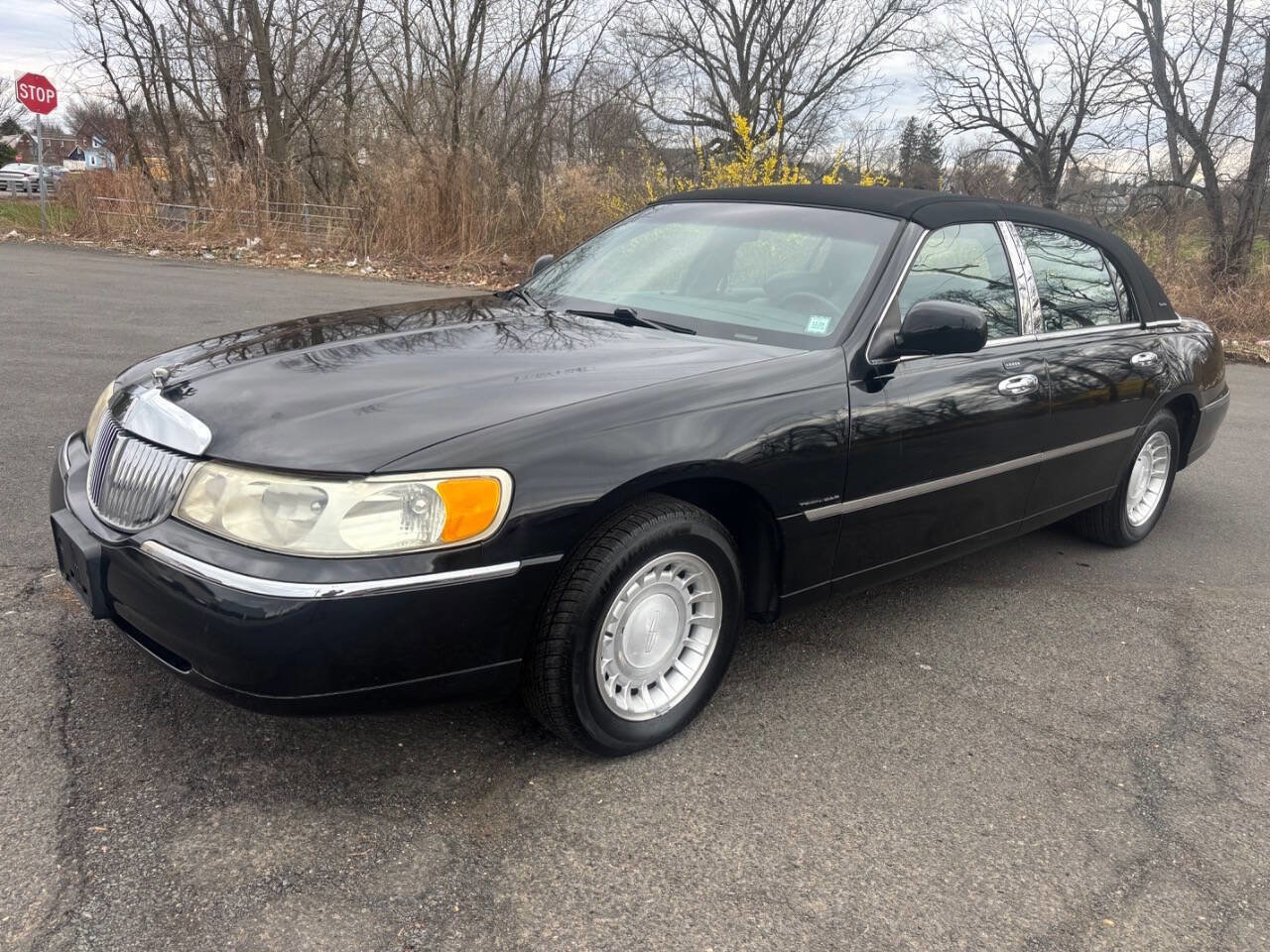 Used 2000 Lincoln Town Car Executive image 1