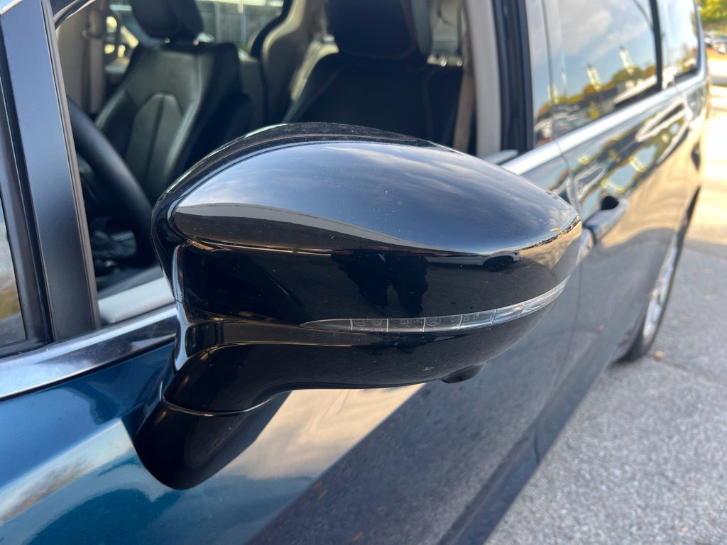 Used 2024 Chrysler Pacifica Touring-L FWD image 28
