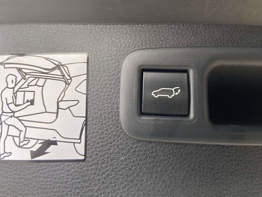 Used 2024 Toyota Highlander XLE image 11