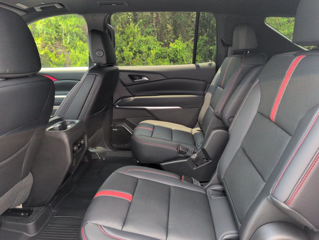 New 2026 Chevrolet Traverse RS w/ LPO, Floor Liner Package FWD image 32