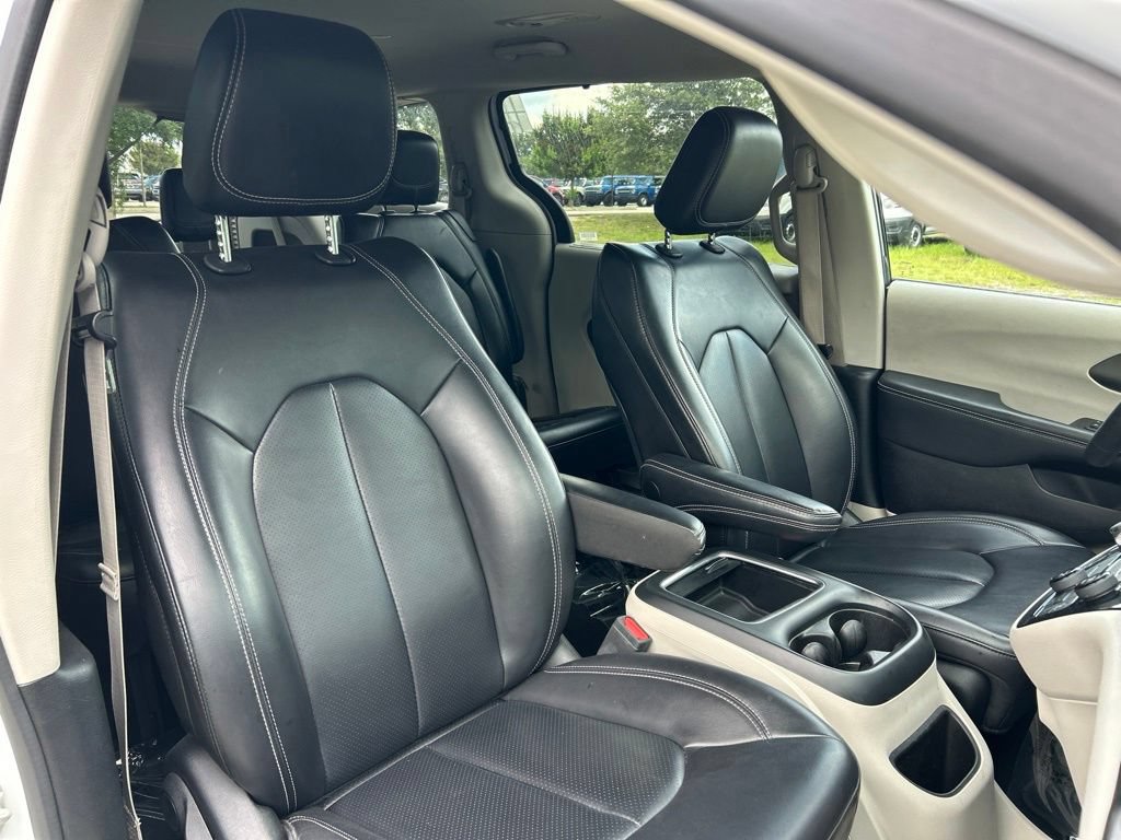 Used 2023 Chrysler Pacifica Touring-L FWD image 41
