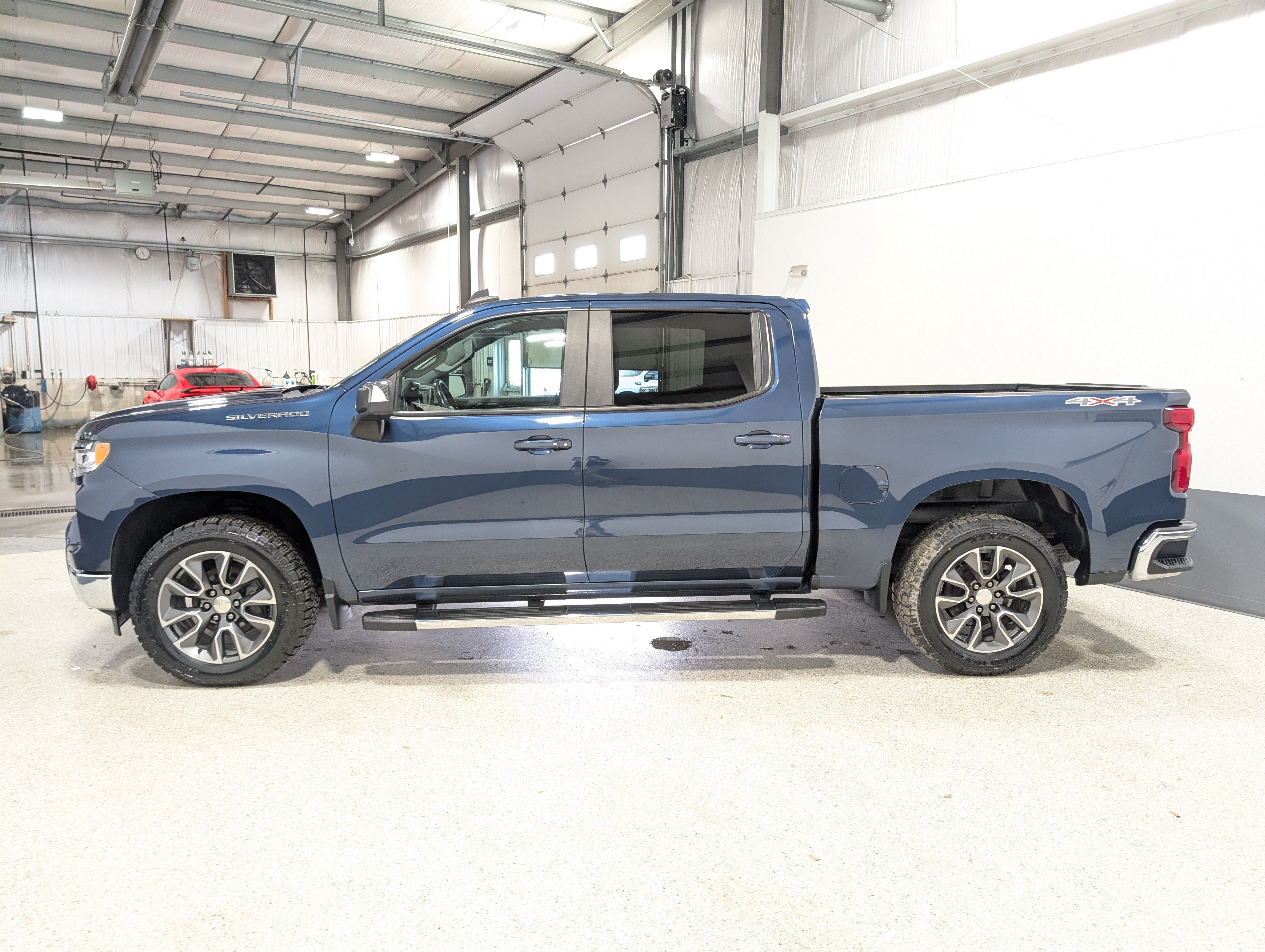 Used 2022 Chevrolet Silverado 1500 LT AWD/4WD image 6