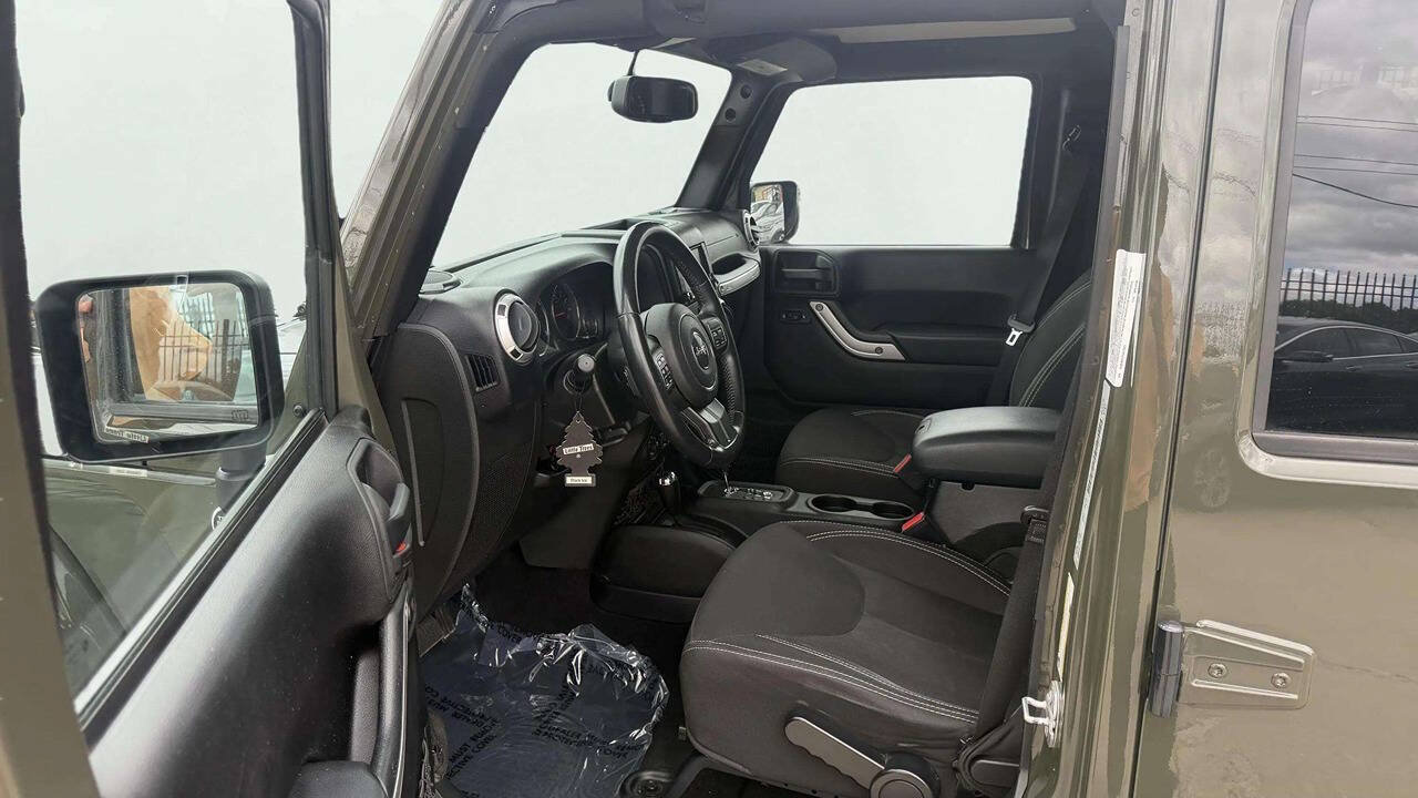 Used 2015 Jeep Wrangler Unlimited Sahara w/ Connectivity Group AWD/4WD image 11
