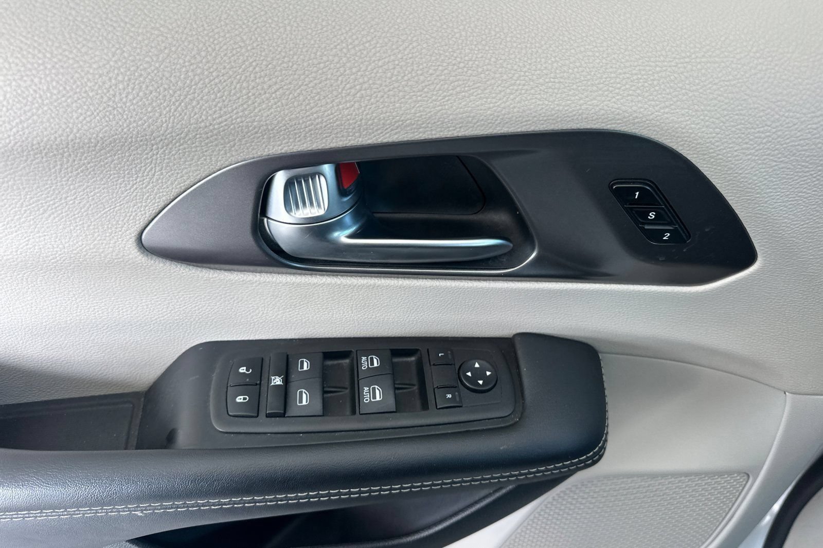 Used 2023 Chrysler Pacifica Touring-L FWD image 11