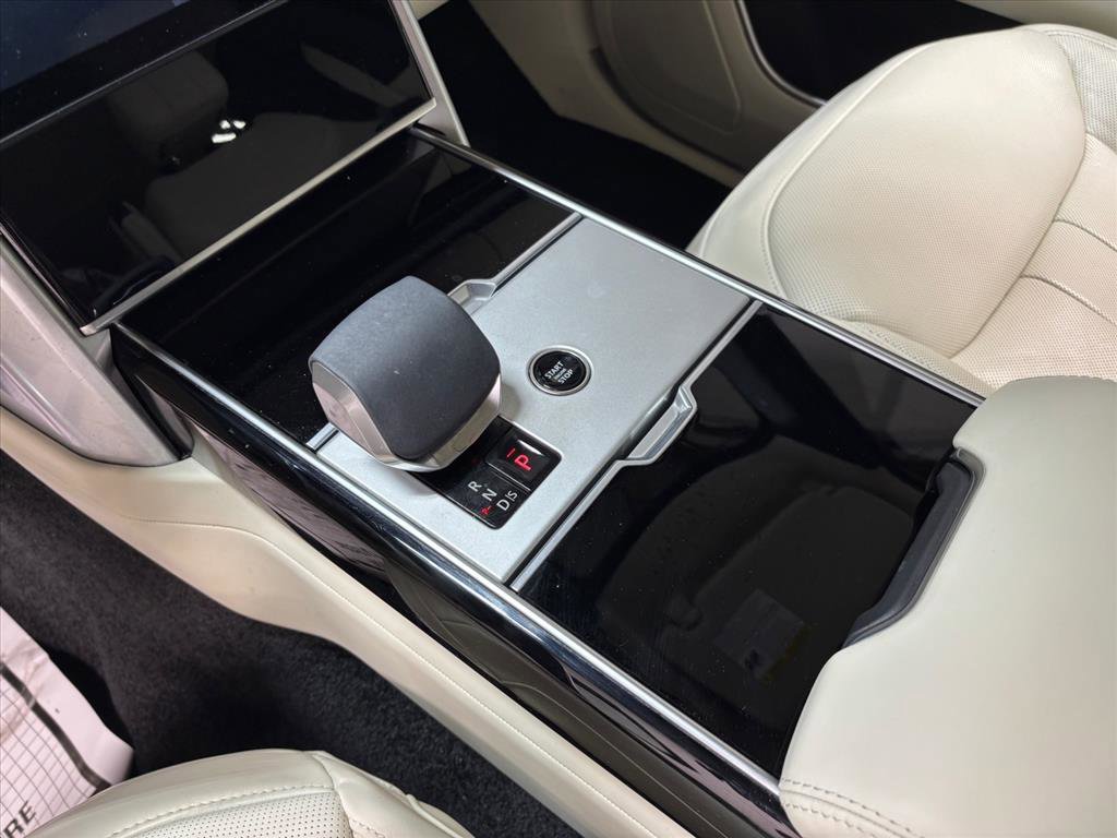 Used 2025 Land Rover Range Rover Long Wheelbase SE image 14