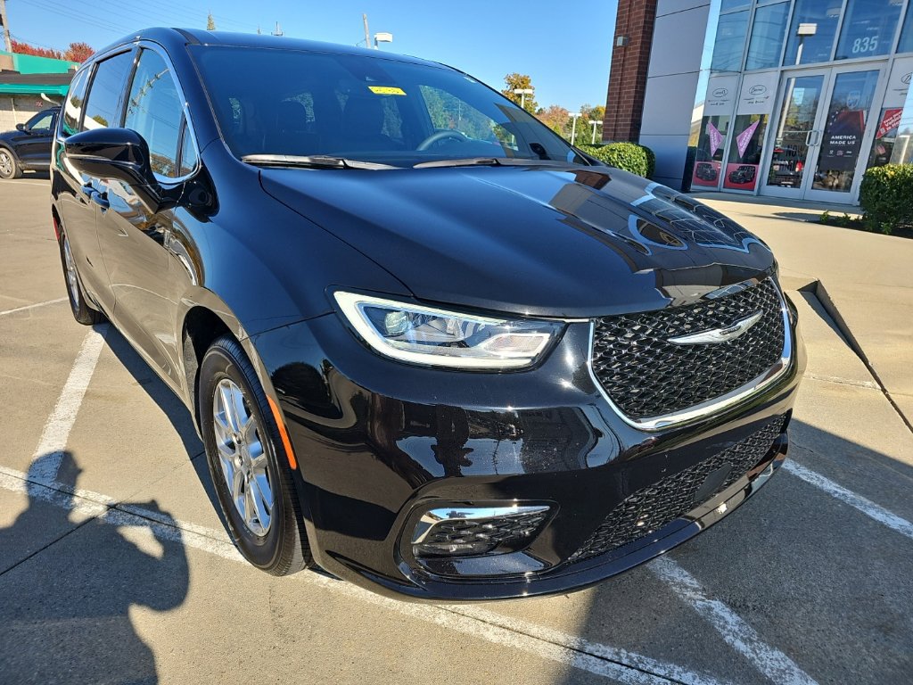 Used 2026 Chrysler Pacifica Select FWD image 3