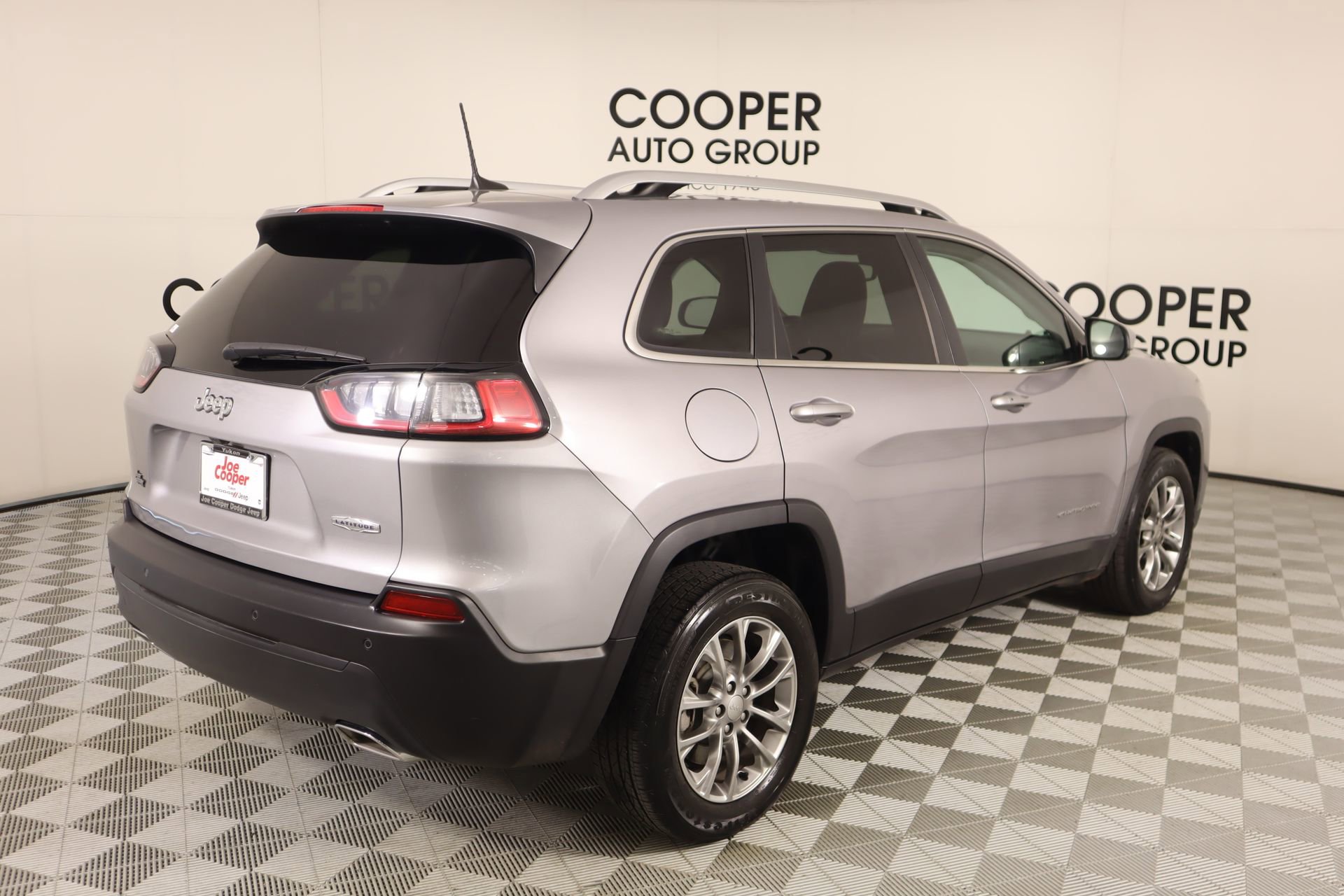 Used 2019 Jeep Cherokee Latitude Plus w/ Comfort/Convenience Group image 19