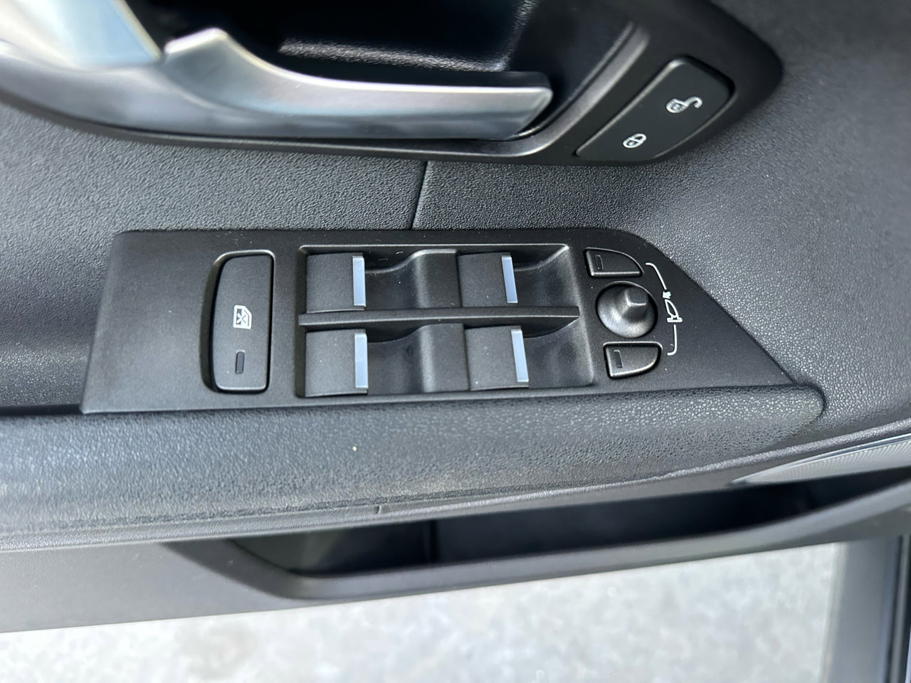 Used 2014 Land Rover Range Rover Evoque Pure image 31