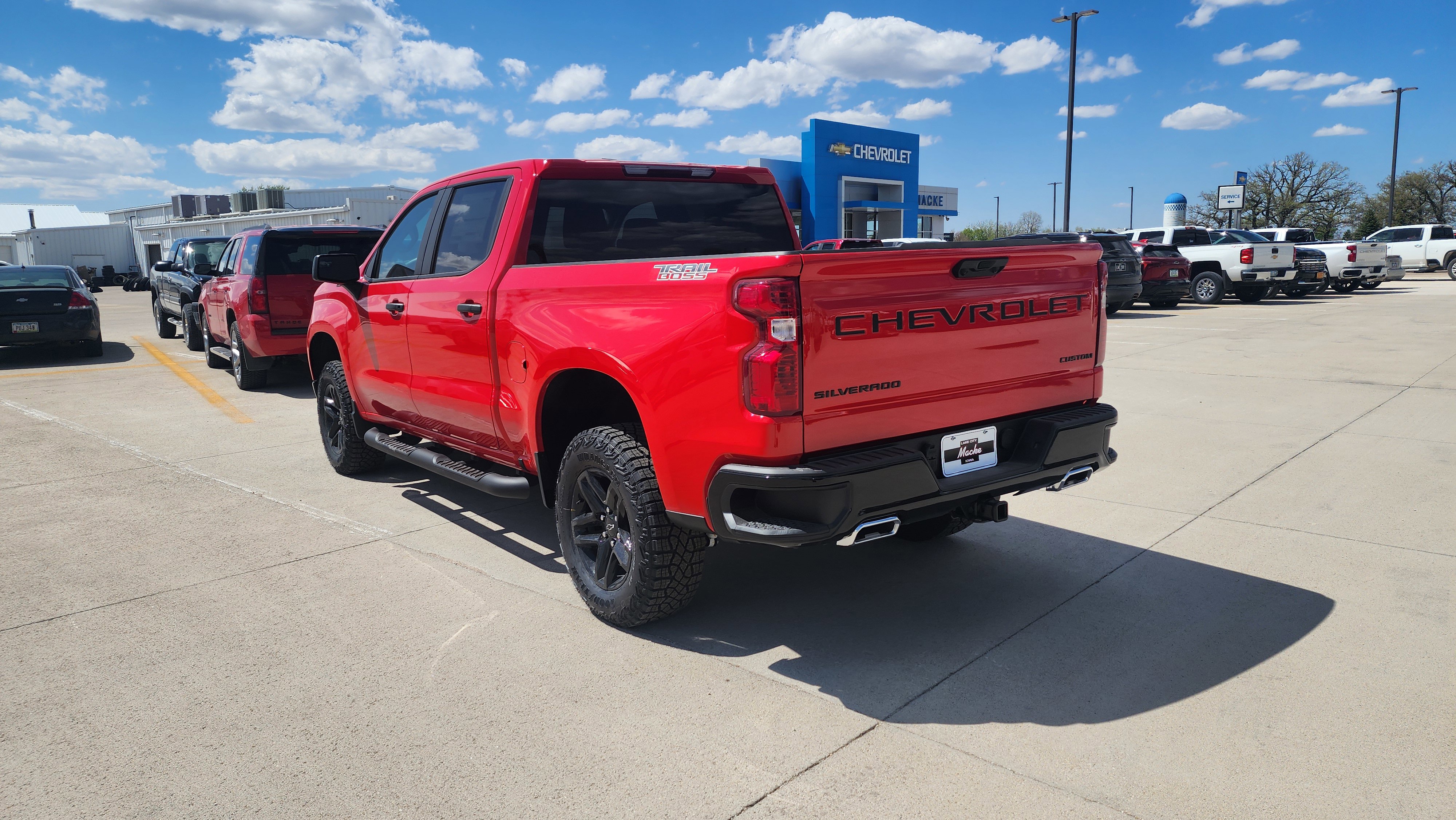 New 2026 Chevrolet Silverado 1500 Custom Trail Boss w/ LPO, Dark Essentials Package AWD/4WD image 7