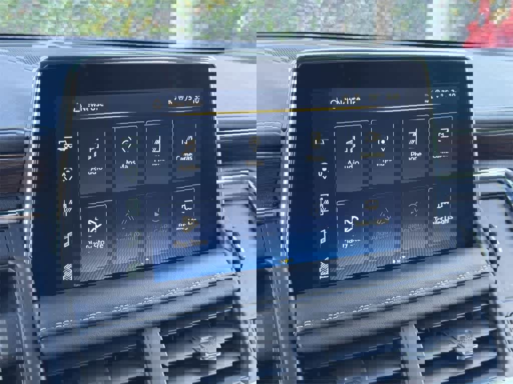 Used 2023 Chevrolet Suburban Premier image 15