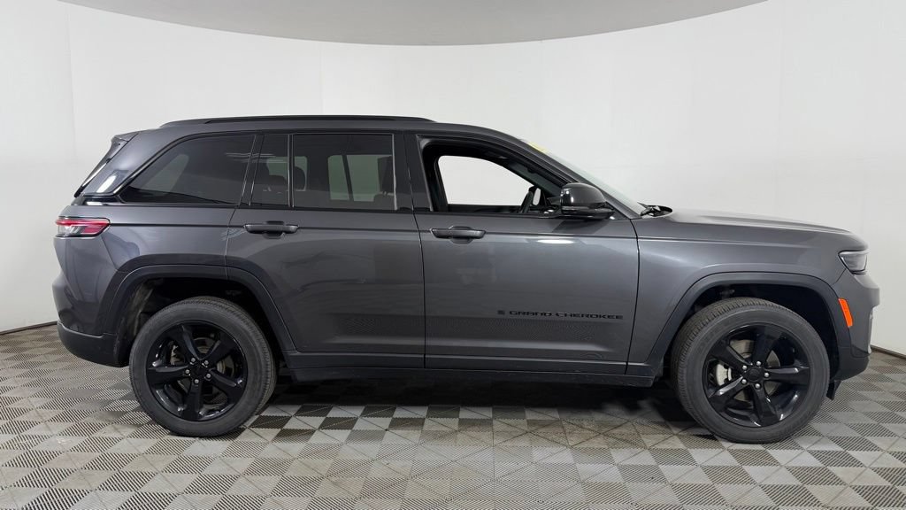 Used 2023 Jeep Grand Cherokee Altitude AWD/4WD image 10