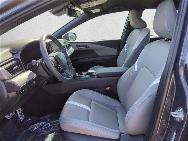 Used 2025 Toyota Camry SE w/ Convenience Package FWD image 15