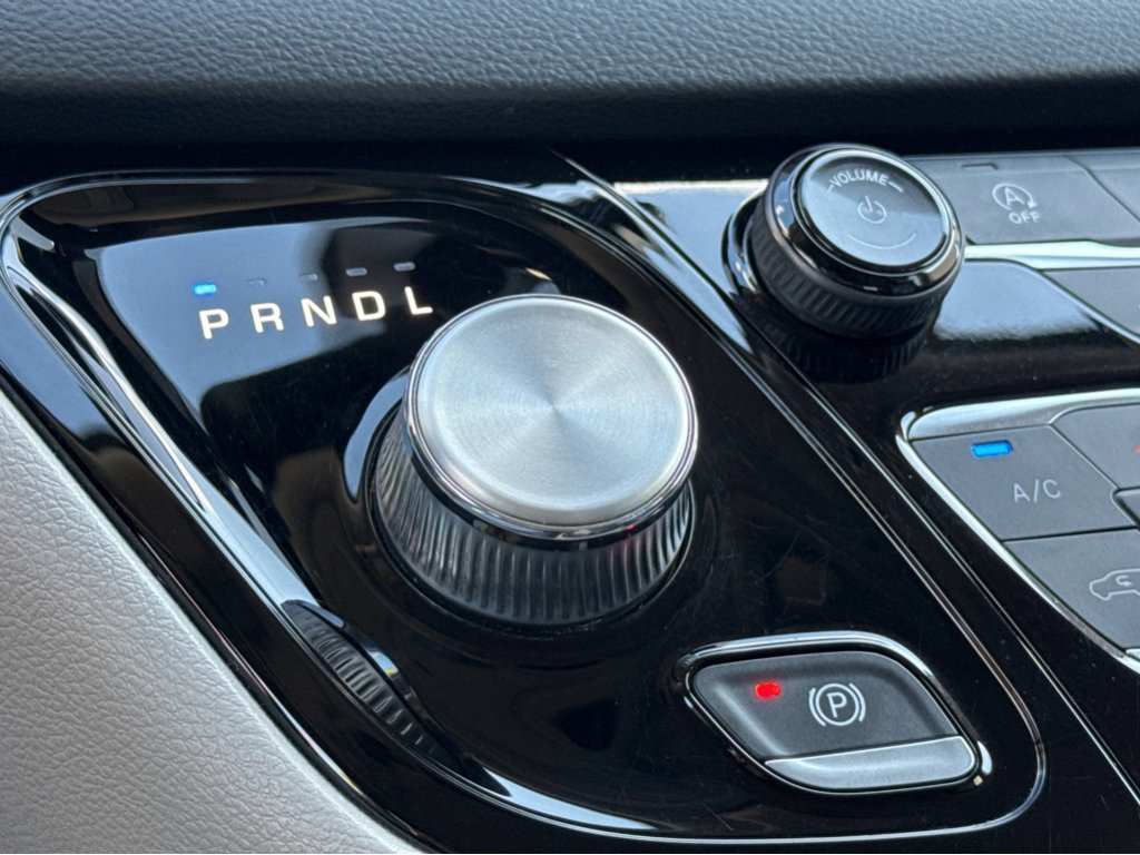 Used 2024 Chrysler Pacifica Touring-L image 16