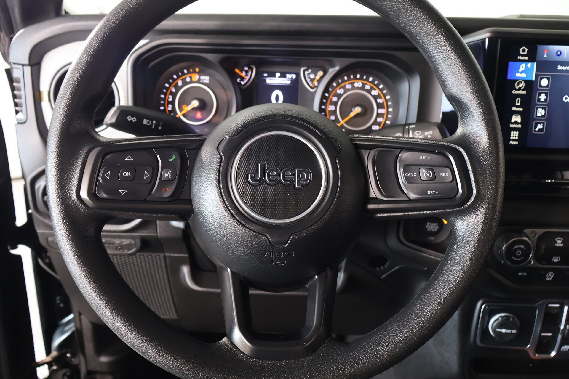Used 2025 Jeep Gladiator Sport AWD/4WD image 3
