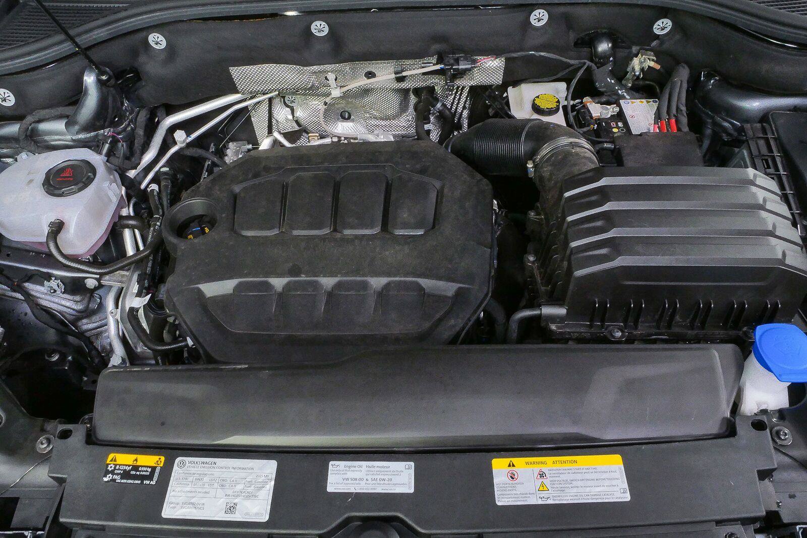 Certified 2025 Volkswagen Atlas Cross Sport SE w/ Panoramic Sunroof Package AWD/4WD image 32