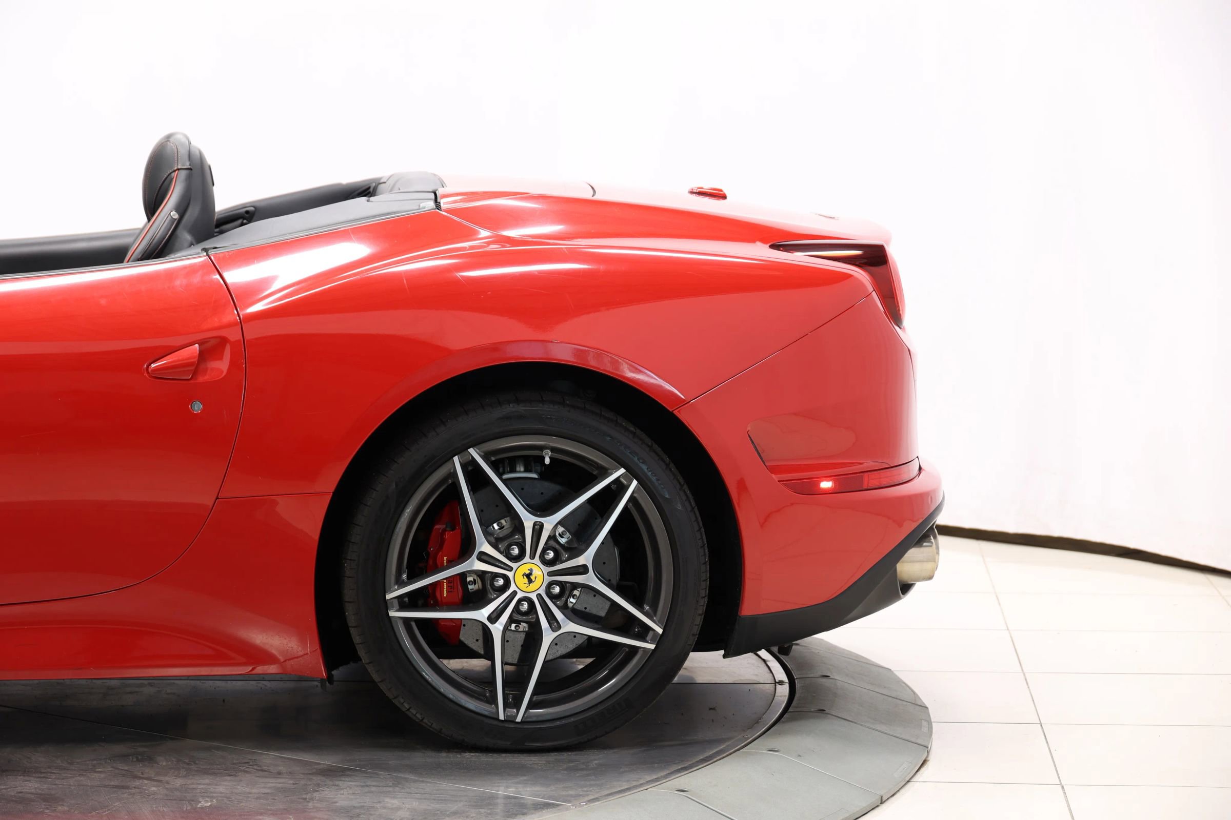 Used 2017 Ferrari California T RWD image 9