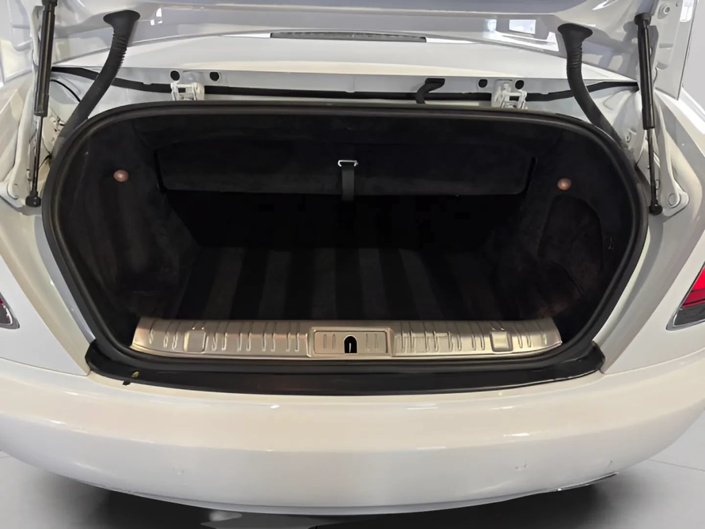 Used 2016 Rolls-Royce Dawn RWD image 25