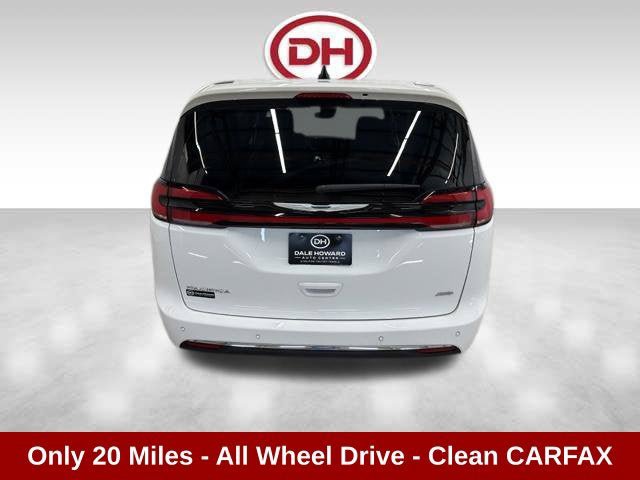 Used 2025 Chrysler Pacifica Select AWD/4WD image 11
