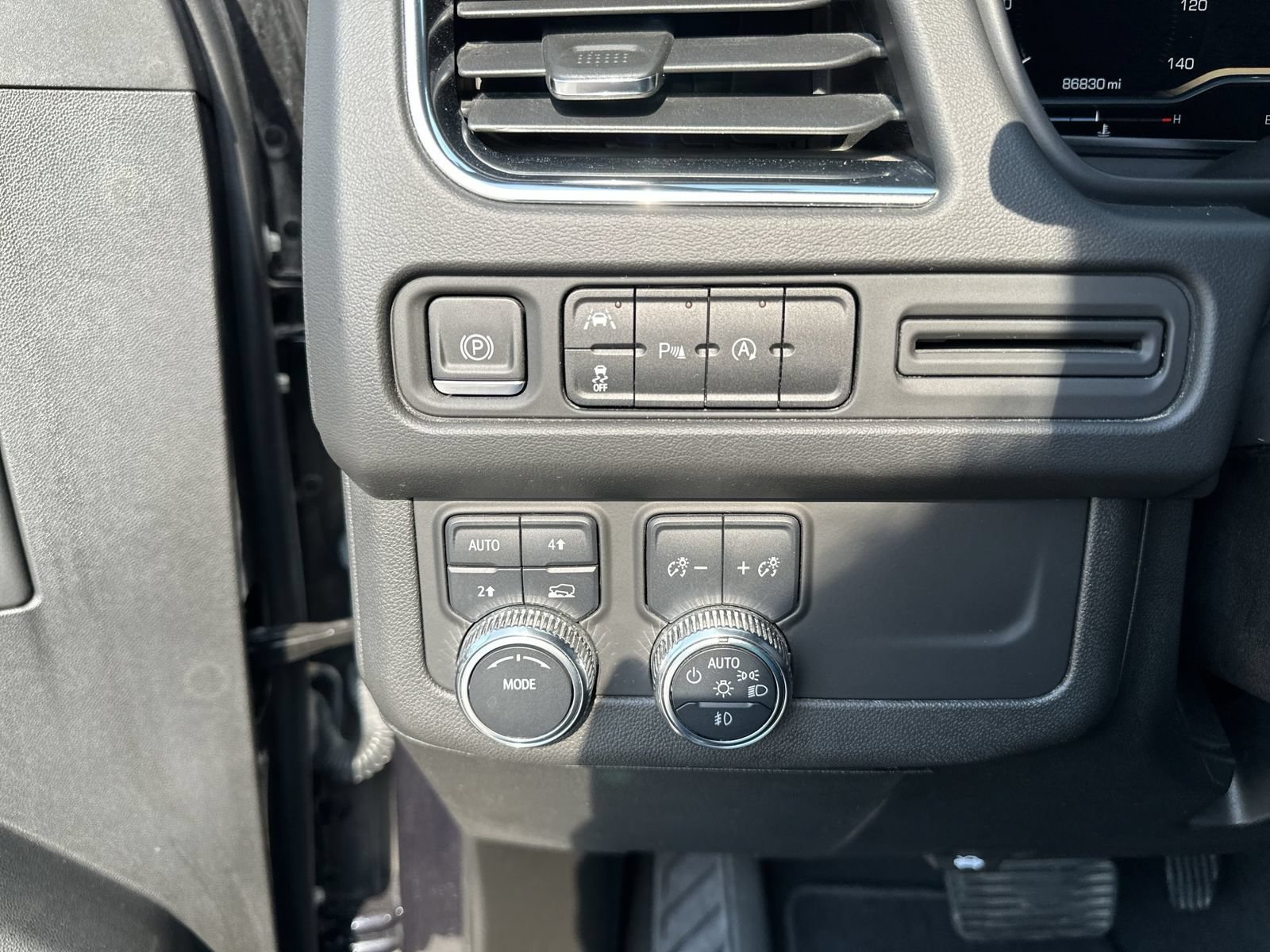 Certified 2023 GMC Yukon XL SLT AWD/4WD image 18