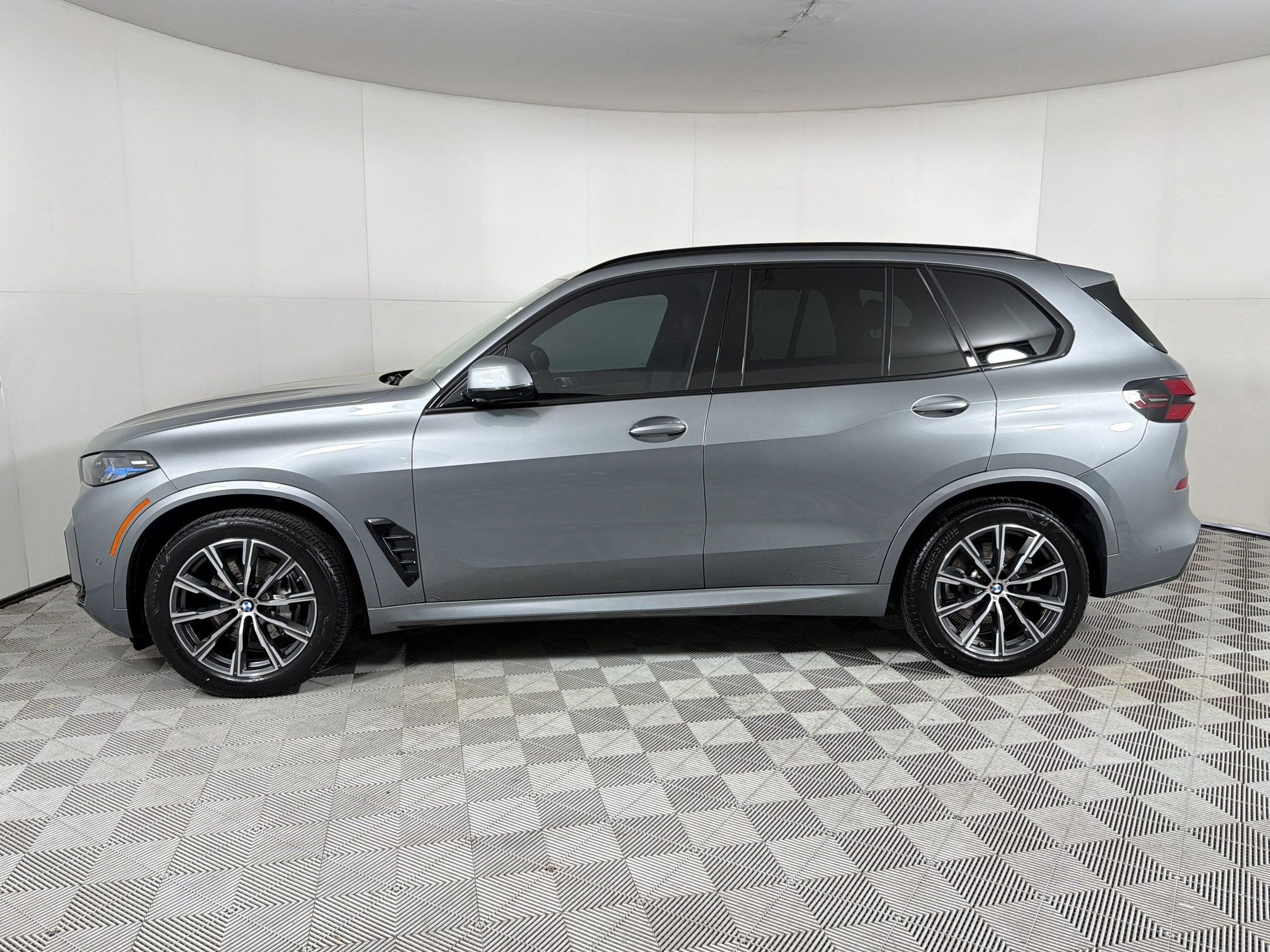 Used 2024 BMW X5 xDrive40i w/ M Sport Package image 2