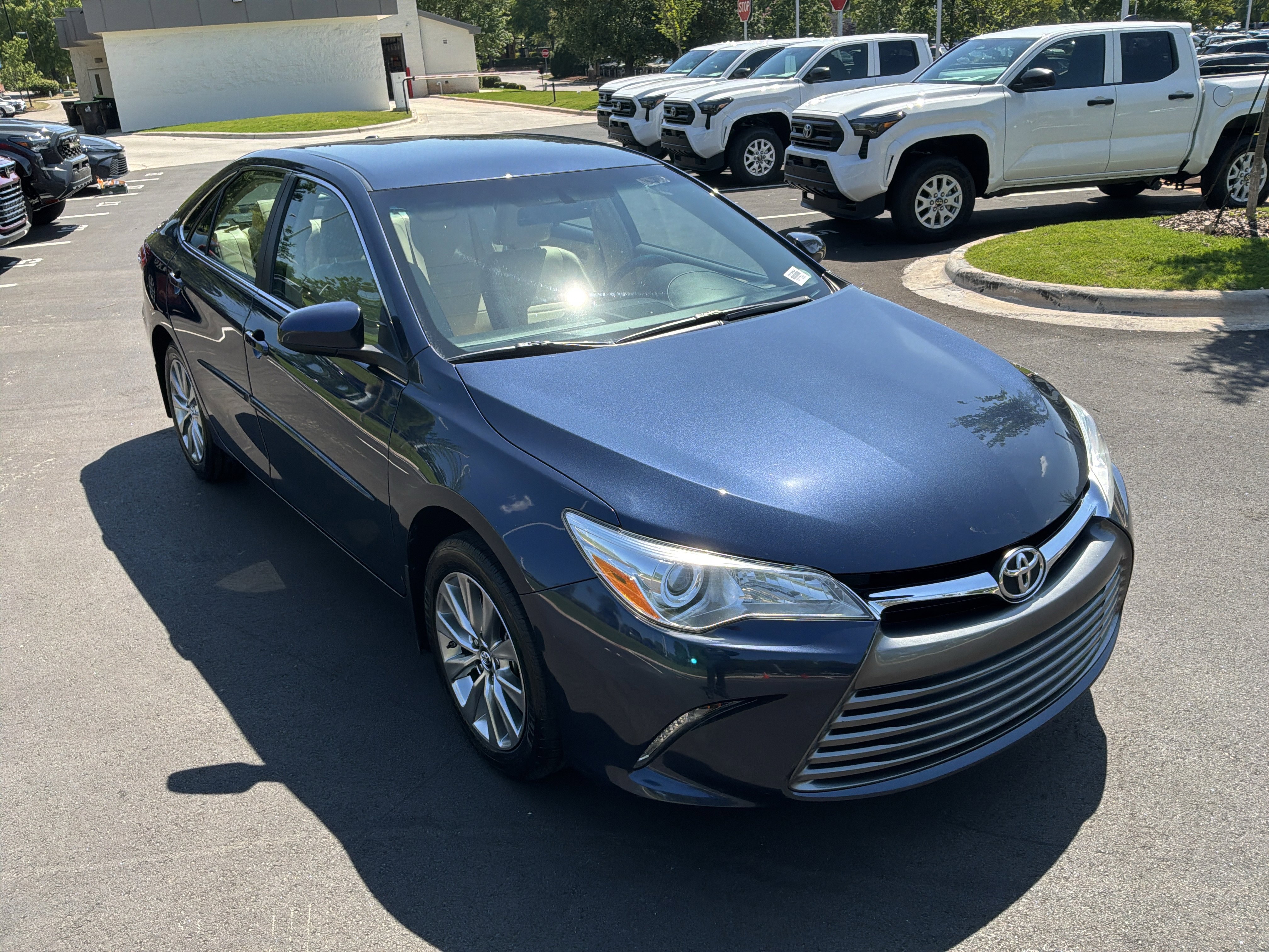 Used 2017 Toyota Camry XLE FWD image 2